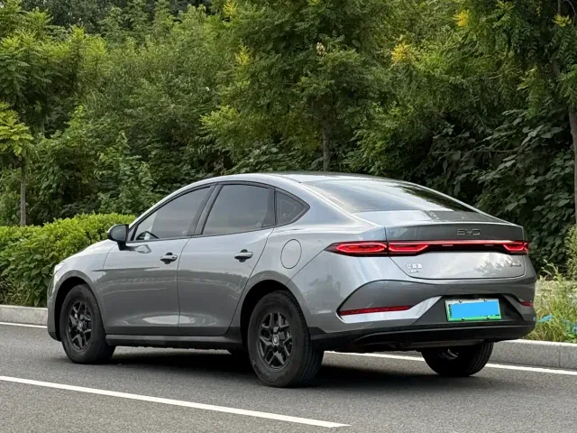 BYD Qin PLUS 2025 DM-i Smart Drive 55KM Leader — Фото автомобиля 4
