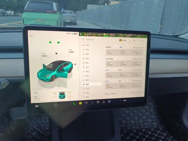 Tesla Model 3 — Фото автомобиля 12