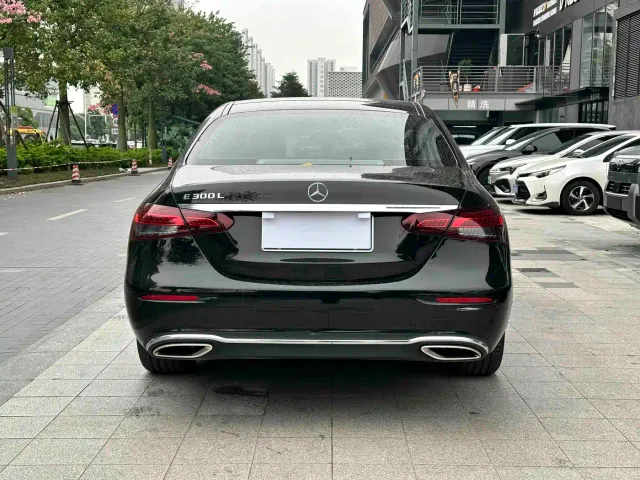 Mercedes-Benz E-Class — Фото автомобиля 3