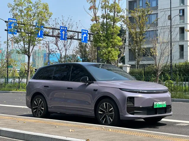 Li Auto Li Auto L6 2025 Pro Smart Renewal Edition — Фото автомобиля 3