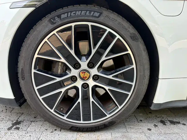 Porsche Taycan — Фото автомобиля 20