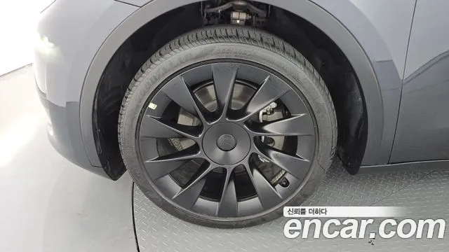 Tesla Model Y — Фото автомобиля 5