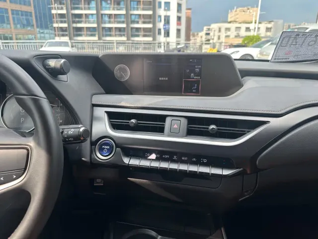 Lexus UX — Фото автомобиля 14