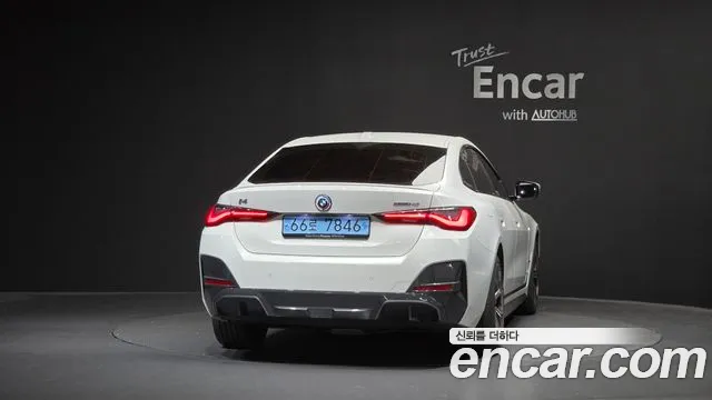 BMW i4 — Фото автомобиля 4