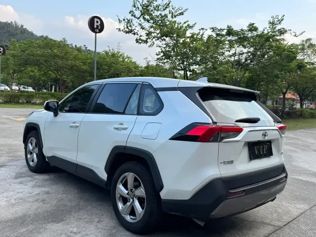 Toyota RAV4 — Фото автомобиля 17
