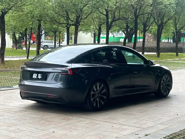 Tesla Model 3 — Фото автомобиля 9