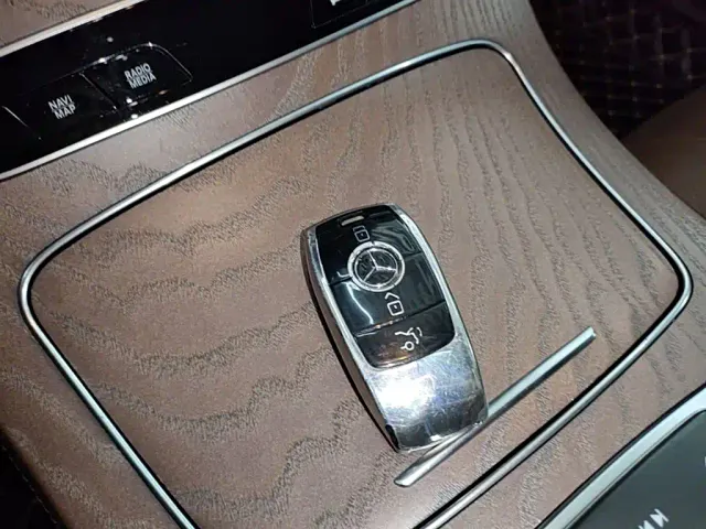Mercedes-Benz E-Class — Фото автомобиля 8