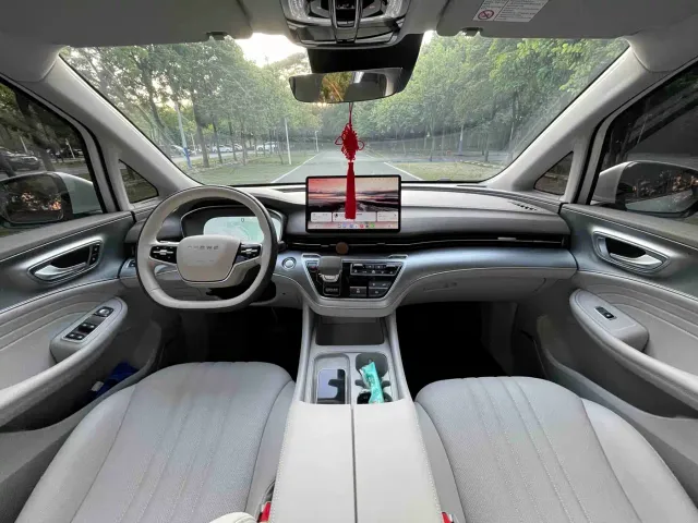 Roewe iMAX8 — Фото автомобиля 15