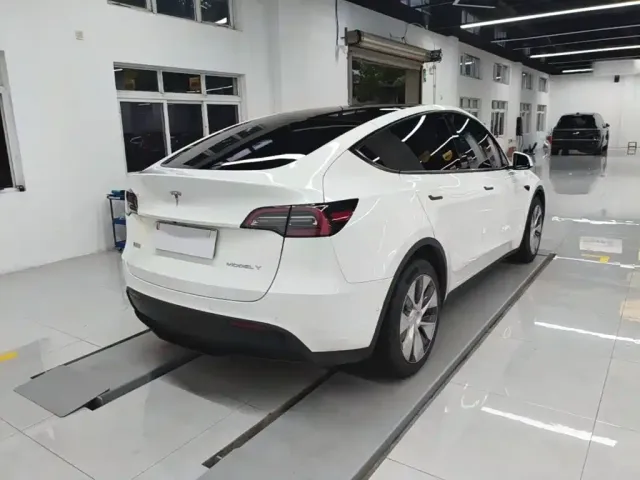 Tesla Model Y — Фото автомобиля 6
