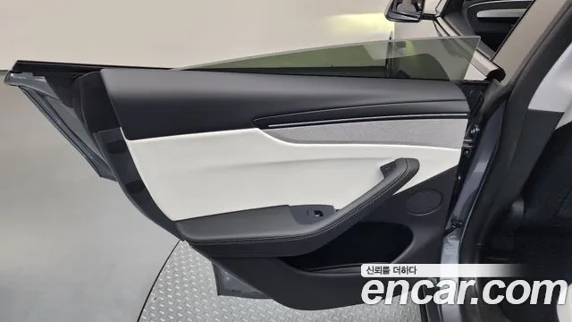 Tesla Model Y — Фото автомобиля 16
