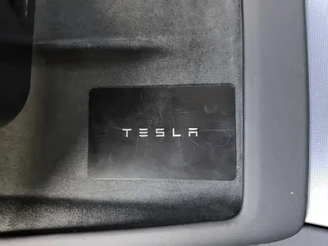Tesla Model 3 — Фото автомобиля 8