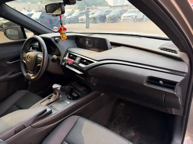 Lexus UX — Фото автомобиля 14