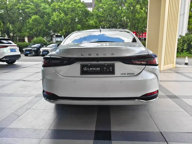Lexus ES — Фото автомобиля 9