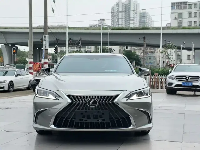 Lexus ES — Фото автомобиля 2