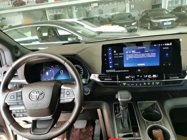 Toyota Sienna — Фото автомобиля 9
