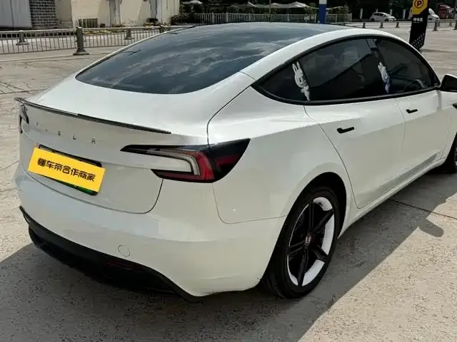 Tesla Model 3 — Фото автомобиля 17