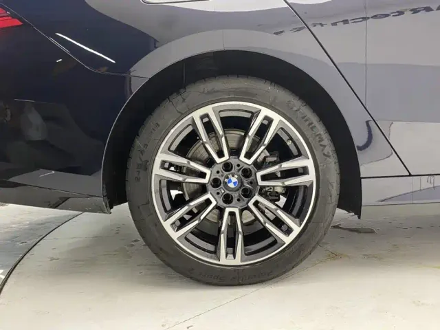 BMW 5 Series — Фото автомобиля 11