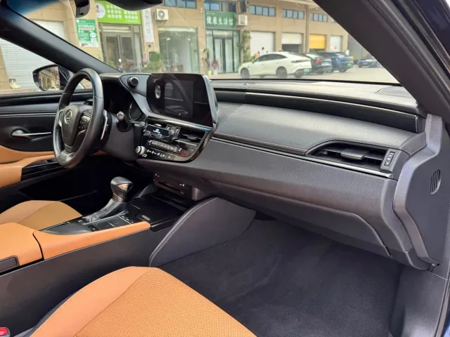 Lexus ES — Фото автомобиля 12