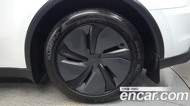 Tesla Model Y — Фото автомобиля 21