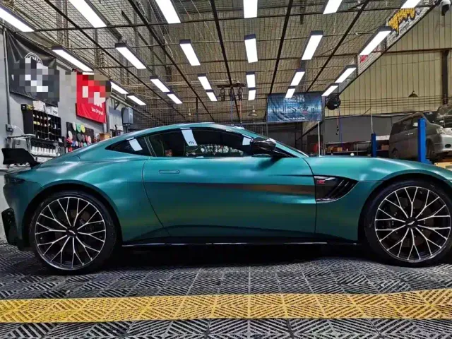 Aston Martin V8 Vantage — Фото автомобиля 3