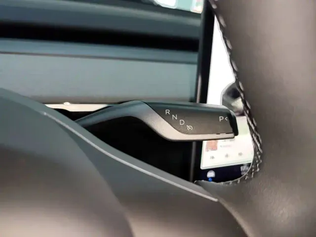 Tesla Model Y — Фото автомобиля 13