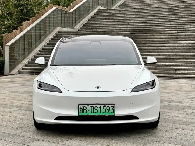 Tesla Model 3 — Фото автомобиля 2