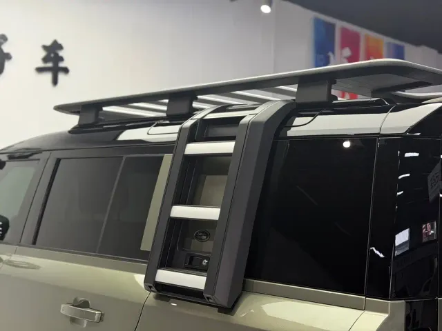 Land Rover Defender — Фото автомобиля 10