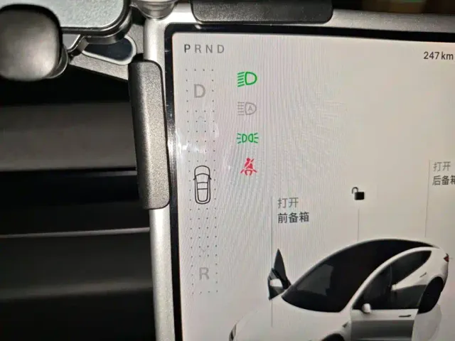 Tesla Model 3 — Фото автомобиля 15