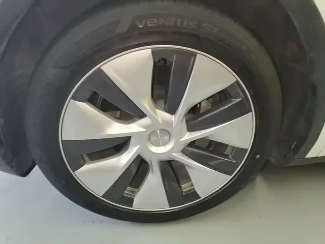 Tesla Model Y — Фото автомобиля 22