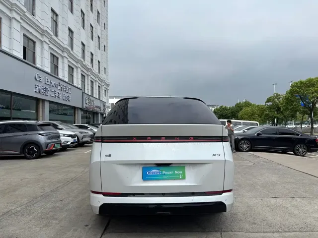 Xpeng X9 — Фото автомобиля 6