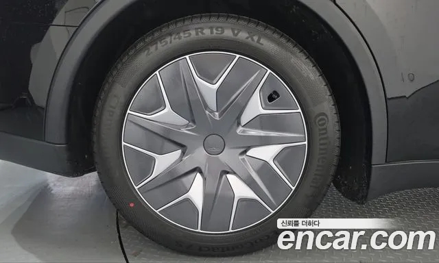Tesla Model Y — Фото автомобиля 5
