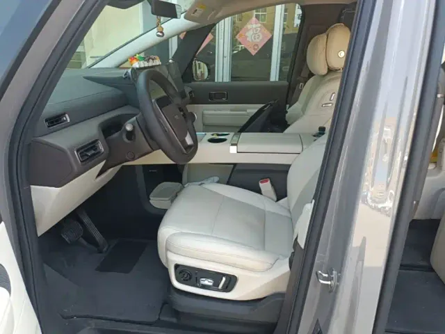Li Auto MEGA — Фото автомобиля 14