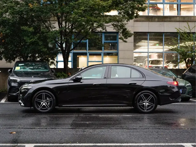 Mercedes-Benz E-Class — Фото автомобиля 3