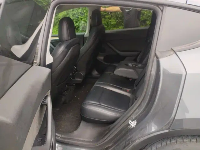 Tesla Model Y — Фото автомобиля 10