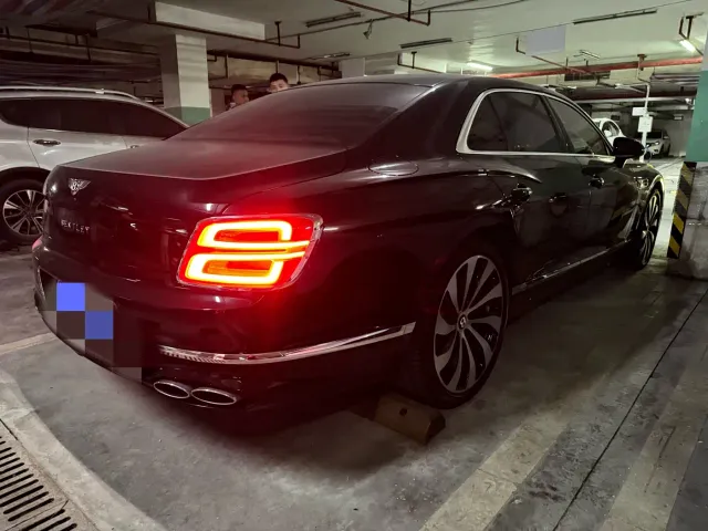 Bentley Flying Spur — Фото автомобиля 2