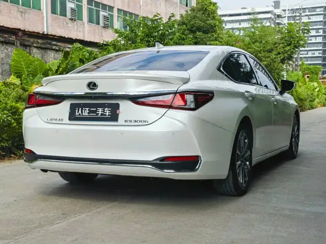 Lexus ES — Фото автомобиля 7