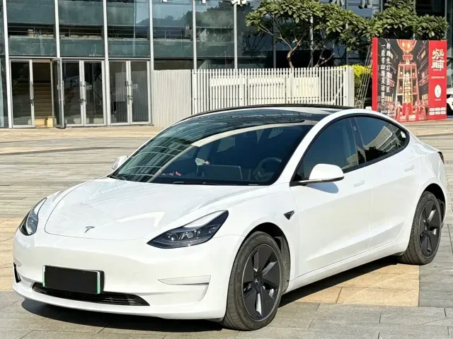 Tesla Model 3 — Фото автомобиля 5
