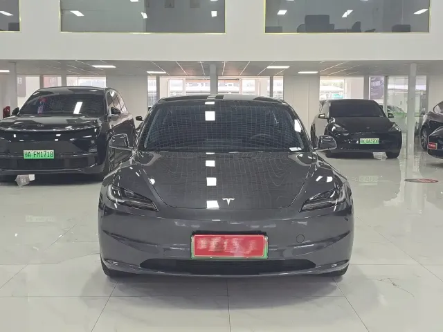 Tesla Model 3 — Фото автомобиля 2