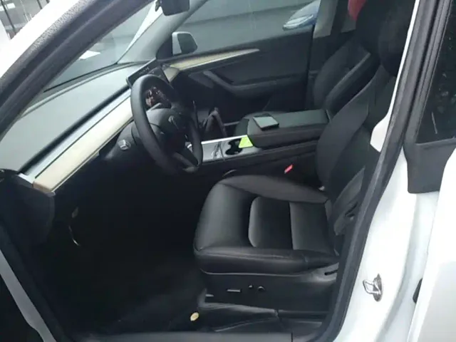 Tesla Model Y — Фото автомобиля 14