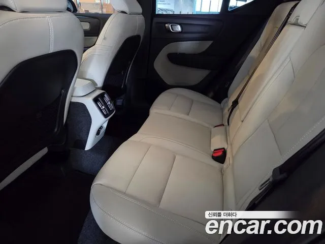 Volvo XC40 — Фото автомобиля 11
