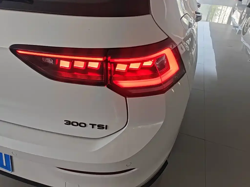 Volkswagen Golf 2025 300TSI R-Line — Фото автомобиля 7