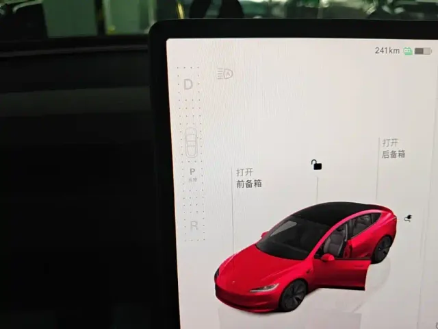 Tesla Model 3 — Фото автомобиля 13