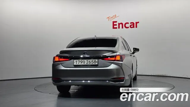 Lexus ES — Фото автомобиля 4