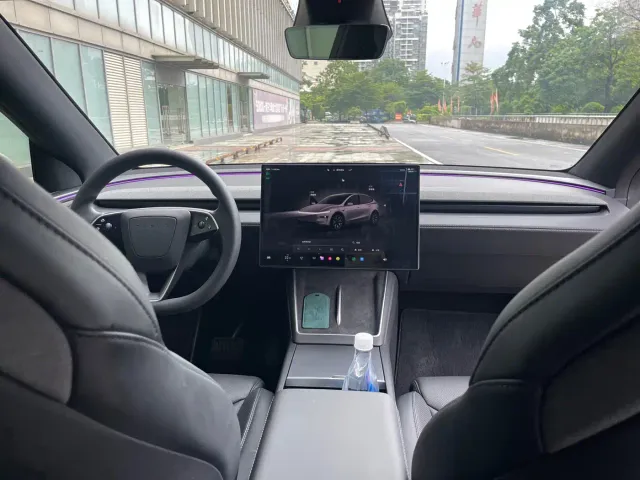 Tesla Model Y L — Фото автомобиля 8