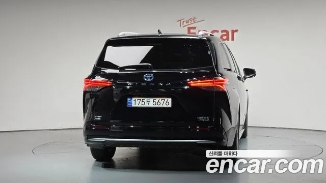 Toyota Sienna — Фото автомобиля 3