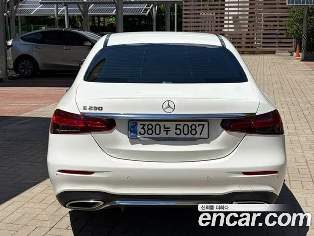 Mercedes-Benz E-Class — Фото автомобиля 5