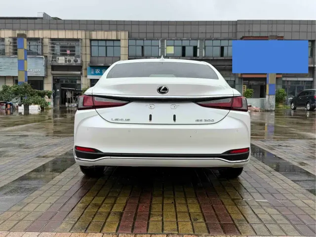 Lexus ES — Фото автомобиля 8