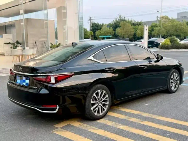 Lexus ES — Фото автомобиля 4