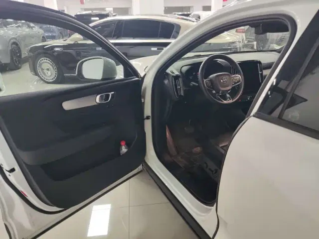 Volvo XC40 — Фото автомобиля 7
