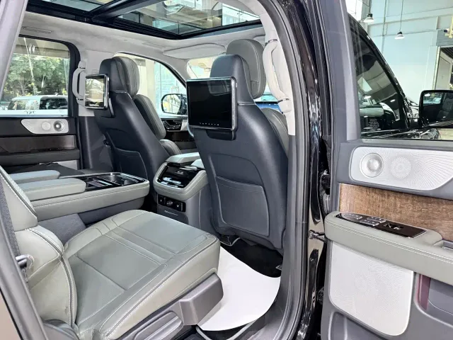 Lincoln Navigator — Фото автомобиля 18